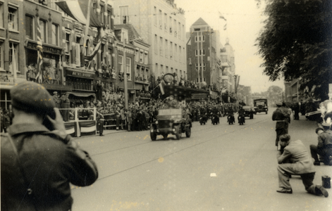 605154 Afbeelding van de Memorial D-Day Parade van de 3rd Canadian Infantry Division op het Vredenburg te Utrecht.